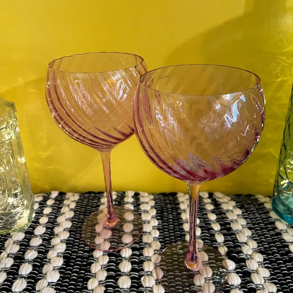 Elegant Optic swirl Pink Wine Glasses Set of two